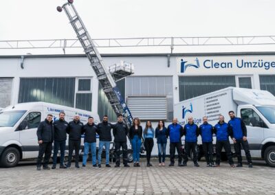 Frontalansicht der Umzugsfirma Clean Umzüge aus Nürnberg mit Team, Möbellift und Umzugstransportern