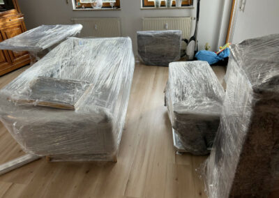 Mit Schutzfolie verpackte Möbelstücke bei einem Umzug aus einem Haus in Nürnberg Erlenstegen