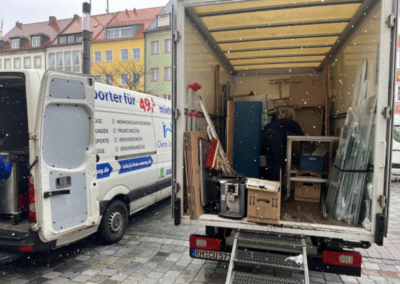 Fahrzeugladung während einer Gewerbe-Entrümpelung in der Region Nürnberg