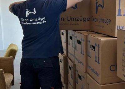 Vorbereitung des Abtransports von gefüllten Umzugskartons während eines Umzuges von Ansbach nach Nürnberg Stadtteil Wöhrd